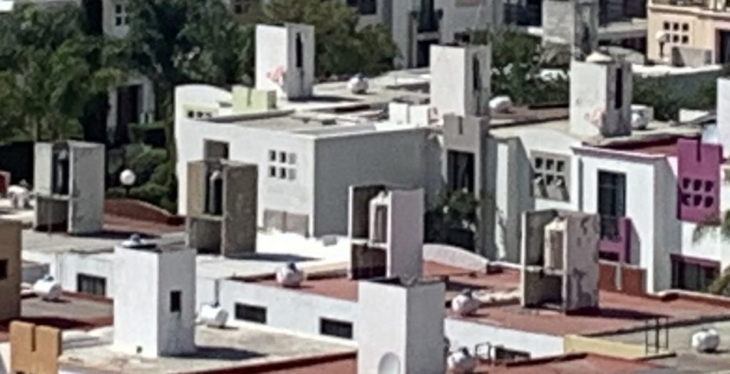 メキシコの家の屋根にはガスタンクも・・・
